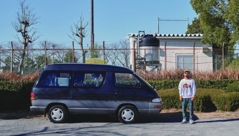 丸みを帯びたシルエットで、どこか愛嬌のあるルックスが特徴のライトエース。全長が4m弱と、ハイエースよりコンパクトながら、バンならではの豊富な積載力も魅力。「車内カーテンも、できればそのまま使いたいです」。