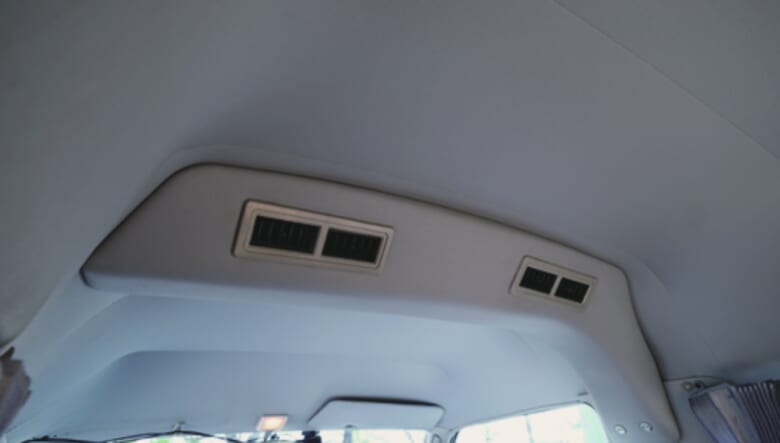 ハイルーフで後部座席の上部にエアコンの送風口を備える。「当時としてはラグジュアリーな作りですよね」。