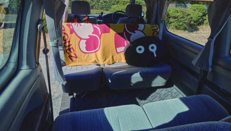 2列目は回転式シートなので3列目と対面にできる。ブランケットや寝袋入りクッションも常備。「このサイズで8人乗りだし、対面シートにするとリビング状態になります」。