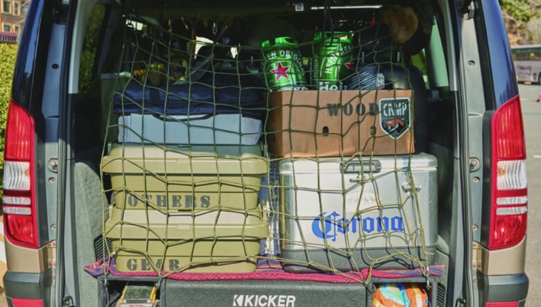 バックドアを開けたラゲッジは、3列目シートの背面までが収納場所。「手が届く範囲の奥行きだから、どの荷物も取り出しやすい」。