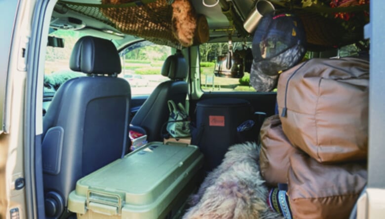 2列目シートがないため、サイドドアを開けると広い荷室になっている。「両サイドから荷物を出し入れできます」。