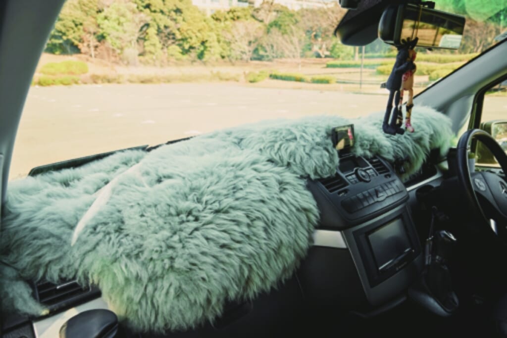 ダッシュボード上には羊のリアルファーをセット