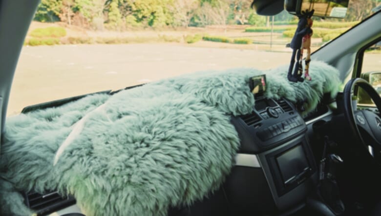 ダッシュボード上には羊のリアルファーをセット。「80年代のヤンキーカルチャーのオマージュ（笑）」。