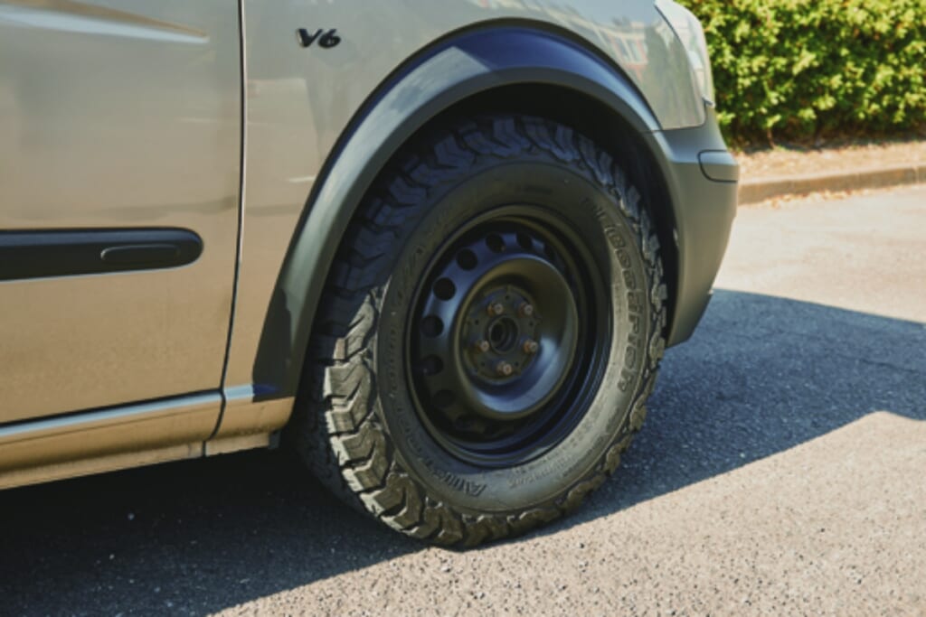 マットブラックの鉄チンホイール