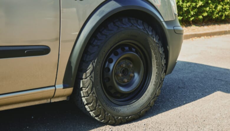 マットブラックの鉄チンホイールはセルフ塗装。