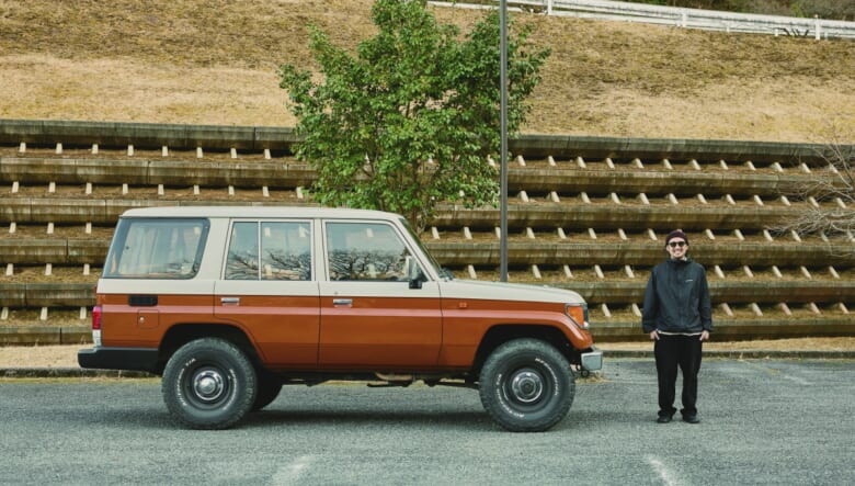 外装はオフホワイトとブラウンの2トーンにオールペン。車高を2インチアップし、サイドステップを外したナローカスタムを施している。「ちょっとレトロなカラーリングは、ランクルの55系をイメージしました」。