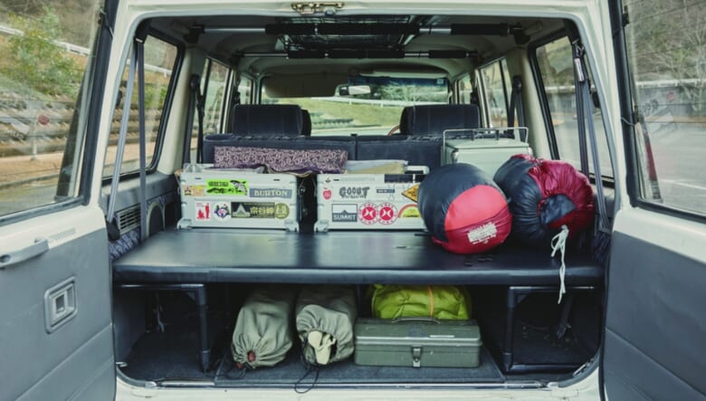 ラゲッジを底上げしてベッドキットをセット。後部座席を倒すとフラットになるようにカスタムし、キャンプギアも常備。