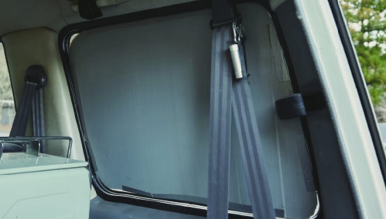 プラダンを窓枠の型に切り取って作ったDIYカバー。「車中泊時の目隠しだけど、冬場は保温効果もあります」。