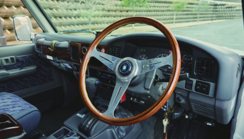 ナルディのウッドステアリングをセレクト。内装の雰囲気にもマッチしている。