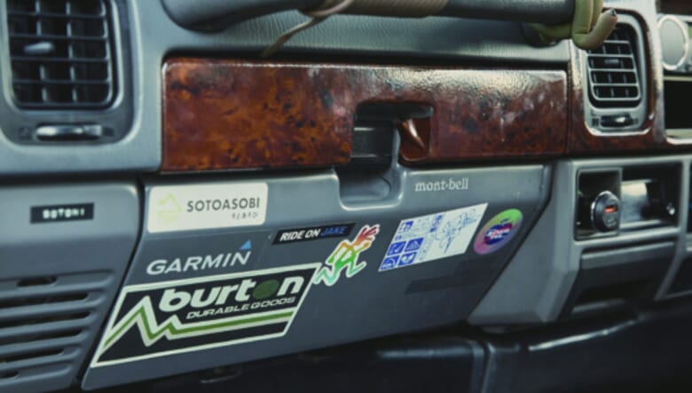 ダッシュボードがスチール製なので、マグネットを貼ってアレンジ。