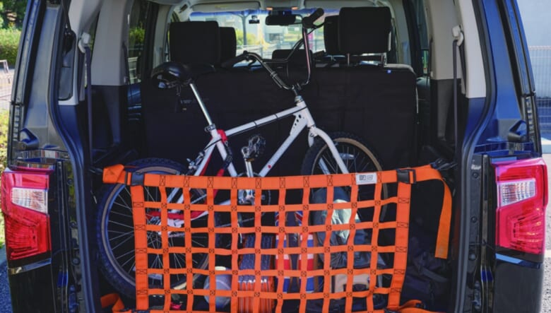 ラゲッジは3列目シートを外して積載量をアップ。現在はBMXを載せているが、シゴトで荷物を積み上げることも多いためネットを常備。