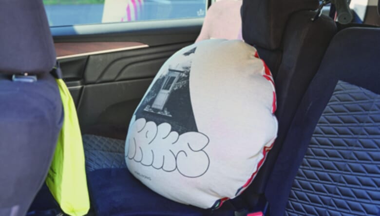 HTRKS（エイチティーアールケイエス）×ハーフトラックプロダクツのノンスリープクッションのサンプル。「いまボクが企画しているアイテムです」。