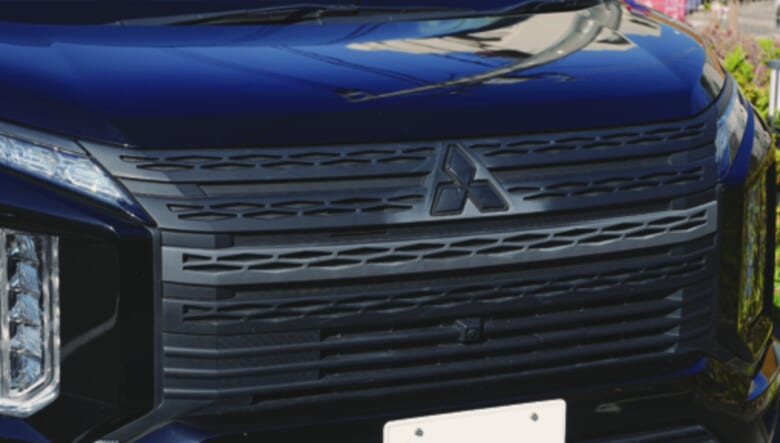 フロントグリルとロゴをブラックアウトしている。