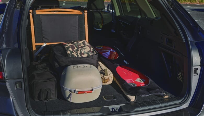 現在、ラゲッジにはヴェクターグライドとゲンテンスティックのスノーボードを積載。