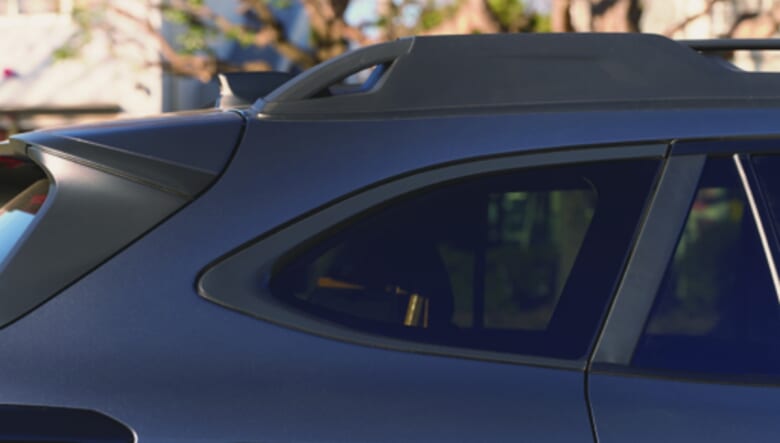 枠のクロームメッキのモールも、マットブラックに変更。「これも北米仕様のアウトバックのパーツす」。