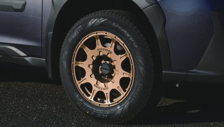 ブロンズカラーのホイールは、アメリカのメソッドレースホイール社のモデル。