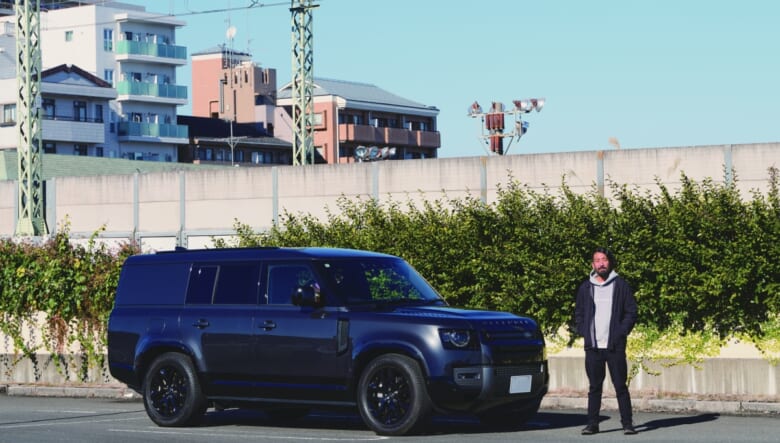 シリーズ最高レベルのスペースを実現するディフェンダー130。全長約5.3mあり、ハイエースより長い。こちらは2列シート5人乗り仕様のアウトバウンド。「このグレードが出たタイミングで、速攻予約しました」。