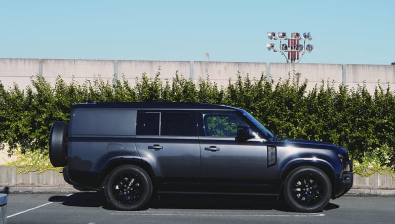ロングボディの5人乗り仕様が、愛犬ライフでも大活躍。【’24 LAND ROVER DEFENDER 130 OUTBOUND】