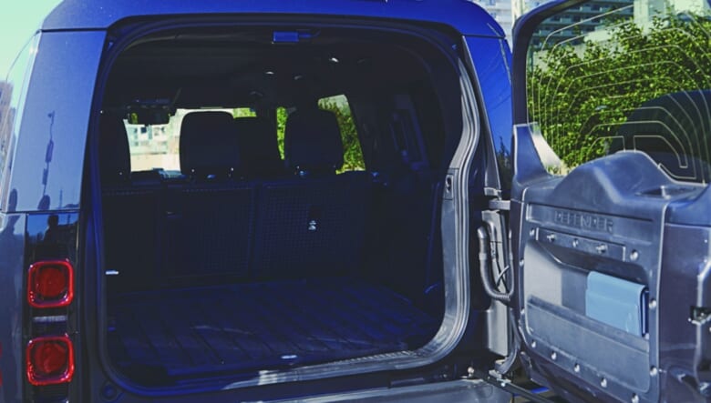 広いラゲッジスペースも購入の決め手。「リモワの大型ケース、クラシックチェックインLが縦に4台収納できます」。