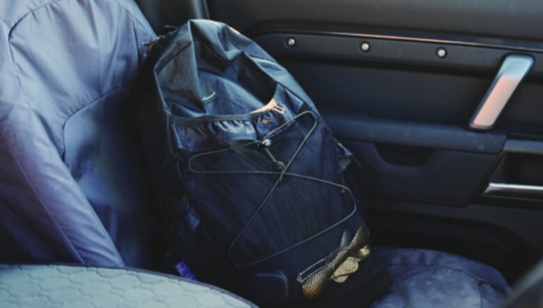 アンサーフォーの最新作、デイバッグ01を愛用。「犬の散歩用に作りました。マナーポーチ用のメッシュポケットもあります」