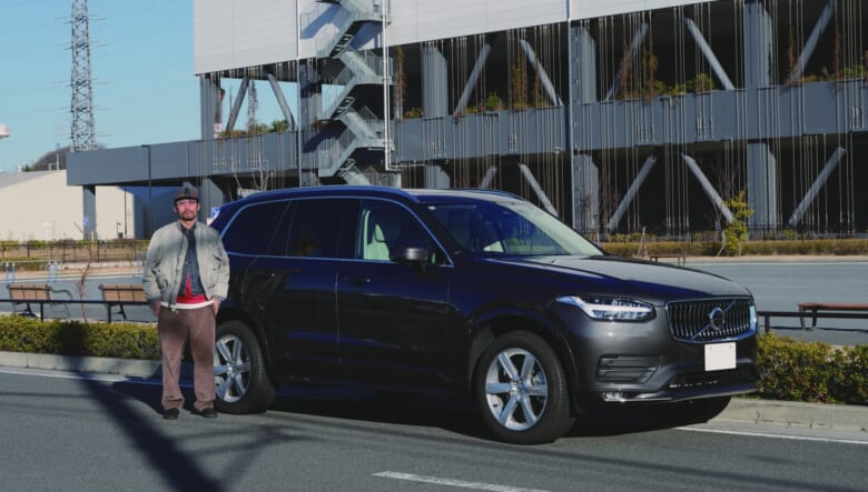 ボルボXCシリーズで、最大サイズとなる7人乗りモデルで、環境にも配慮したマイルドハイブリッドSUV。「内装と外装のバランスが一番よかったです」と、ボディカラーはハイグレードなプラチナグレーをセレクト。