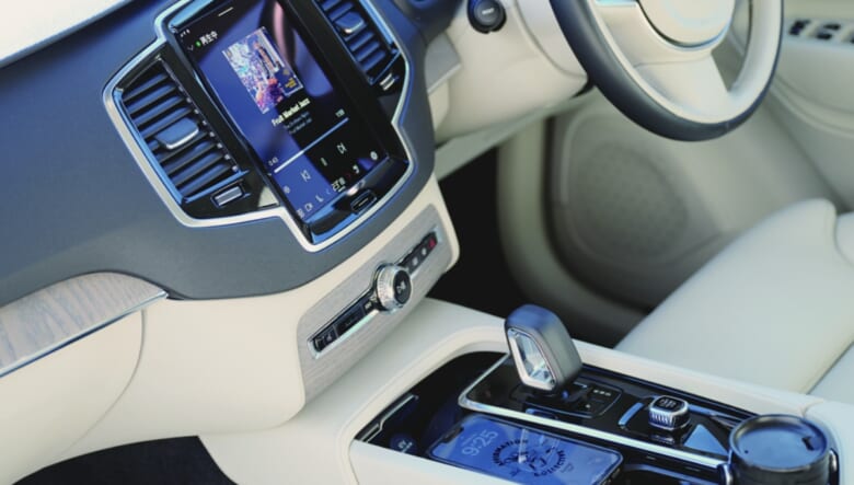 コンソールにスマホを置くだけで充電され、Spotifyの音楽も共有できる。