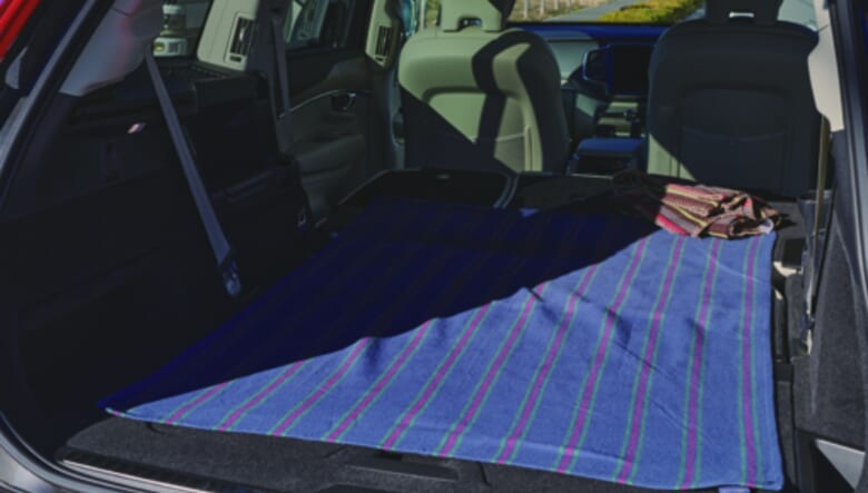 2列目と3列目シートを倒して、フルフラットにすることも可能。「サーフィンもするからボードも乗せやすいし、これから車中泊も楽しみたい」。