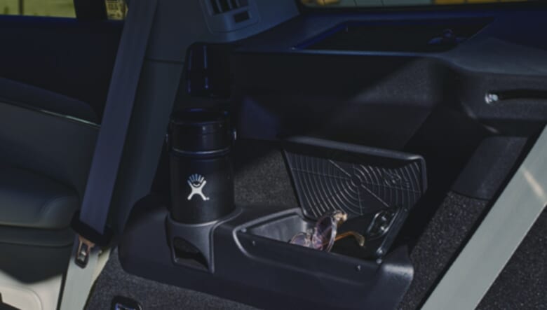 3列目シートのボトルホルダーと収納は、フルフラットの状態でも使いやすい。