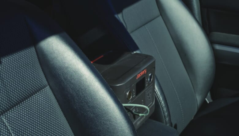 車内ではジャクリのポタ電も愛用。「車中泊に欠かせないけど、後部座席のタブレットの充電にも重宝します」。