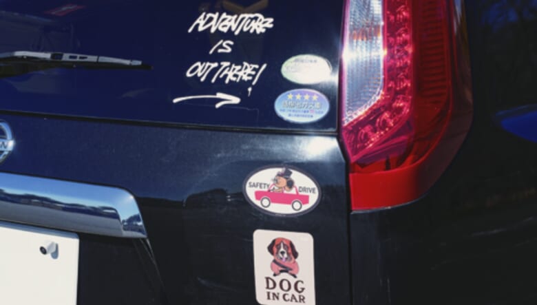 マルケスショップのマグネットに並ぶ、ADVENTURE IS OUT THERE！のステッカーもお気に入り。