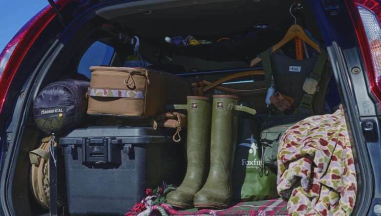 オービスの釣具、フォックスファイヤーのフィッシングベストやレインブーツを常備。ラゲッジ上部にはネットを取り付けて積載力をアップ。