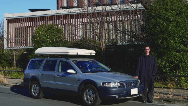 ステーションワゴンとSUVを融合させた当時のV70ベースのXC。その後XC70に独立。純正のシルバーとブラックの内装のモデルをピンポイントで探していたので、内外装もお気に入り。「このまま大切に乗り続けます」。