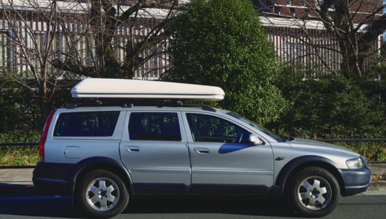 ちょい旧ボルボに、レトロなルーフテントがお似合い。【’01 VOLVO V70 XC】