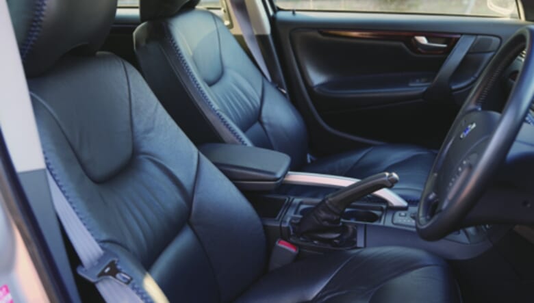 ラグジュアリーなレザーシートの質感もお気に入りのポイント。「経年変化を楽しみたいけど、あまり日焼けさせないように気をつけています」。