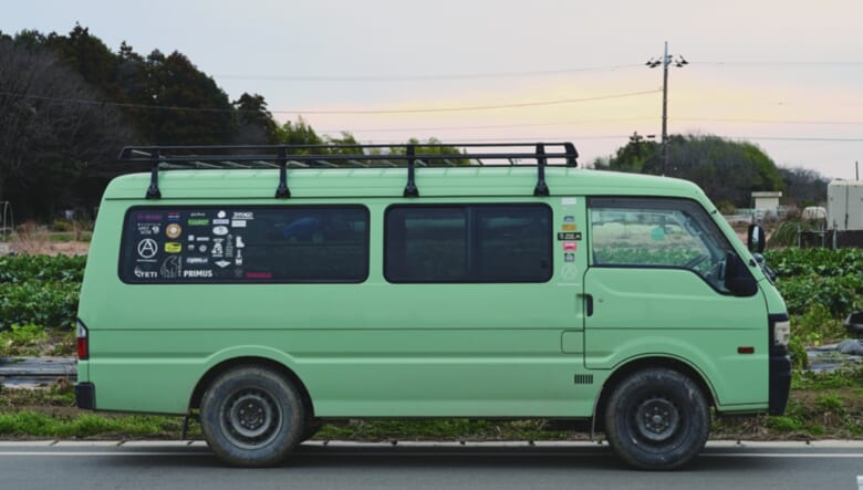 レトロカラー塗装ワンボックスを、野菜を運搬する農作業車に活用。【’08 MAZDA BONGO BRAWNY VAN】