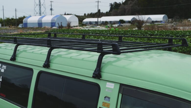 大型ルーフキャリアは前オーナーのカスタム。「荷室が野菜でパンパンになったときは、ここに重機を載せます。
