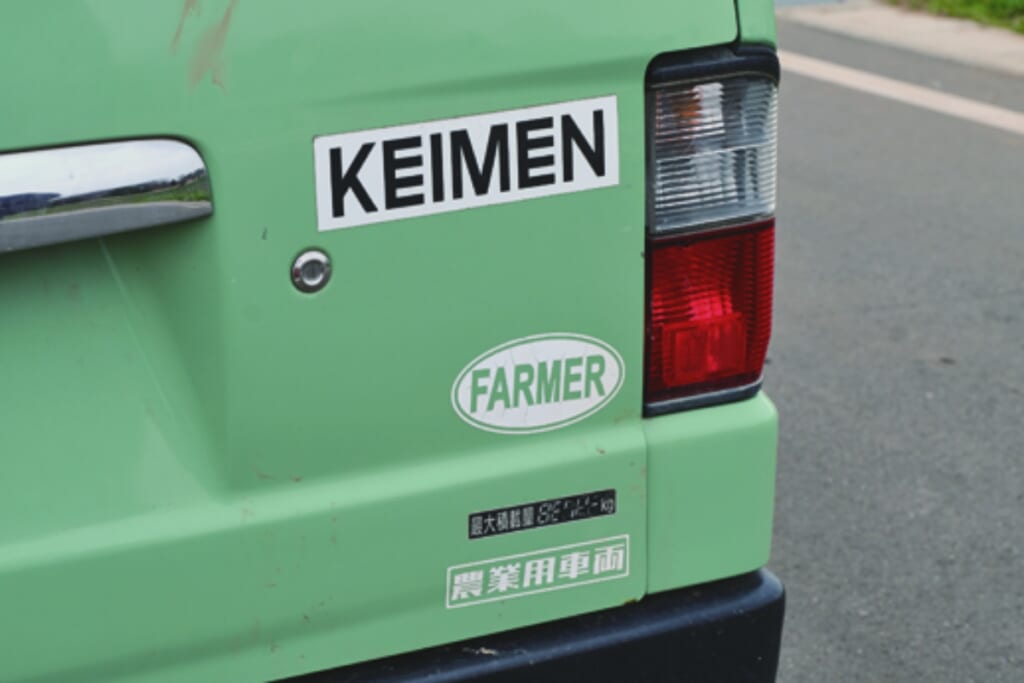 ファッションと農業を繋ぐブランド、カイメンのステッカーも。