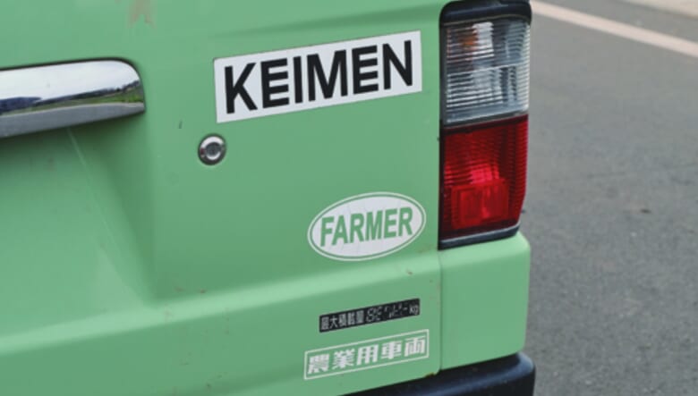 ファッションと農業を繋ぐブランド、カイメンのステッカーも。