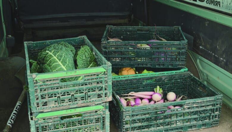 荷室には採れたての野菜が積み上げられている。「農作業専用車だから、車内の泥汚れも気にならないし、重機もそのまま置けるのがいいですね」。