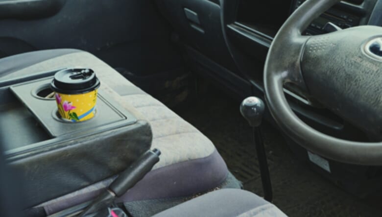 シフトコラムもシンプルかつクラシックなデザイン。「内装はフルノーマルです」。