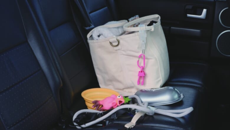 2列目シートにはドッグギアを置く。「後部座席が愛犬のスペース。いつもジブンから飛び乗ってくれるし、リラックスして寝てくれます」。