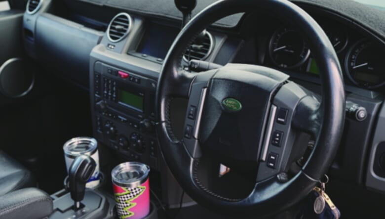 高級感のあるレザーハンドルも、ほどよく艶が出ている。車内では海外で購入してきたイエティのタンブラーを夫婦で愛用。