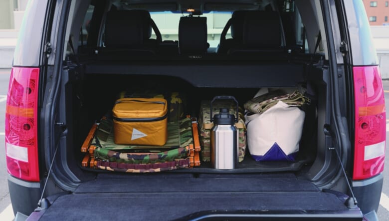 ラゲッジには最低限のキャンプギアを常備。「公園でピクニックできるセットを積んでいます」。