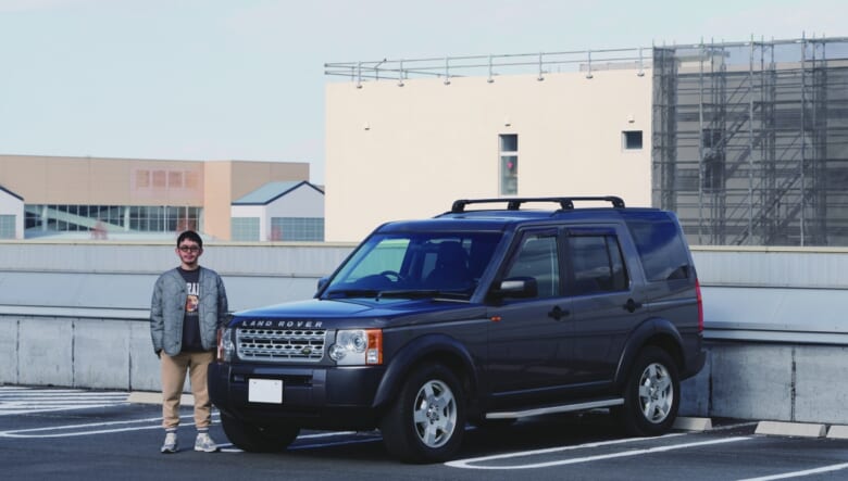 入手時はブラックのホイールだったたが、純正のシルバーに戻してクラシックなスタイルを追求。ボディカラーも四角いシルエットもお気に入り。「偶然だけどボクのブランド、ハイライトのアイコンにも似てます（笑）」。