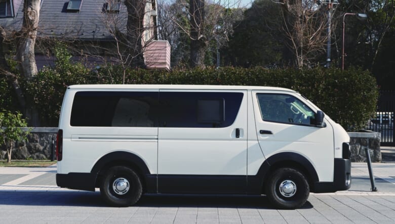 快適な車中泊空間を、さらにジブン好みにアレンジ。【’22 TOYOTA HIACE】