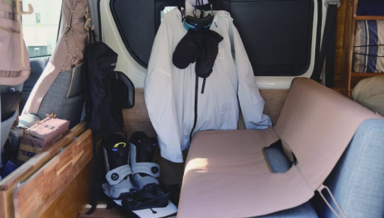 愛用しているスノーボードギアはバートン。防水仕様のシートカバーを全席に装着。