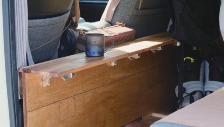 後部座席の前方には、車中泊でも使いやすい長めのテーブルをDIY。