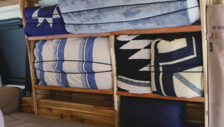 ラゲッジはウッドパネルのテイストに合わせた棚を、DIYの師匠に教わりながら製作。