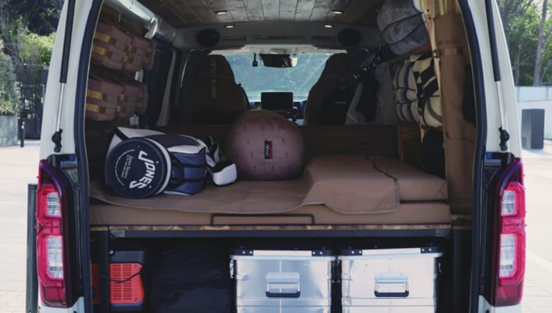 アカシアを使ったベッドキットをベースに、コーデュラを用いたマットレスを製作。