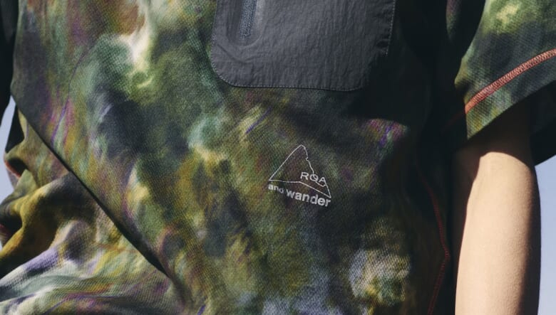 and wander×ROAのprinted houdie T